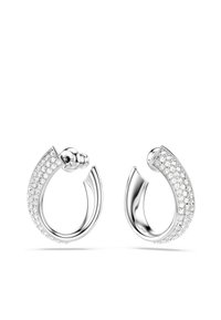 Silverhoops örhängen med en böjd design prydd med glimmande klara ädelstenar på ena sidan och en slät, polerad yta på den andra.