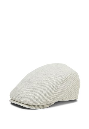 Jasnobeżowa czapka z daszkiem z subtelnymi cienkimi pionowymi paskami, zaokrągloną koroną i krótkim sztywnym daszkiem, pokazana pod lekkim kątem na białym tle.