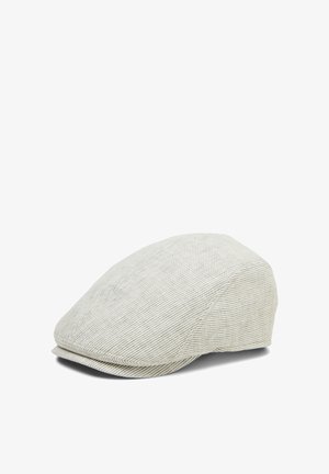 Casquette plate beige clair avec de fines rayures verticales subtiles, couronne arrondie et petite visière rigide, présentée légèrement de biais sur fond blanc.
