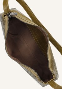 Handtasche in Olivgrün mit Krokodilprägung, Reißverschluss und Innenfutter aus braunem Stoff; verfügt über einen einzelnen oberen Griff.