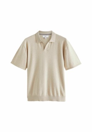 Beige Poloshirt mit kurzen Ärmeln aus weichem Strickstoff, ausgestattet mit einem V-Ausschnitt, einem dezenten gerippten Saum und einer lockeren Passform. Das Etikett trägt die Aufschrift "NEXT."