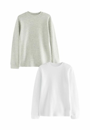 Dwie długie koszulki z długim rękawem typu crewneck: jedna w odcieniu szarego melanżu z teksturowanym splotem, a druga w jednolitym białym kolorze o gładkim wykończeniu.
