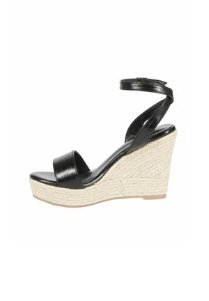 Sandalo zeppa in pelle nera con cinturino alla caviglia e tacco piattaforma intrecciato in fibra naturale.