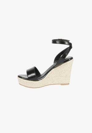 Sandalo zeppa in pelle nera con cinturino alla caviglia e tacco piattaforma intrecciato in fibra naturale.