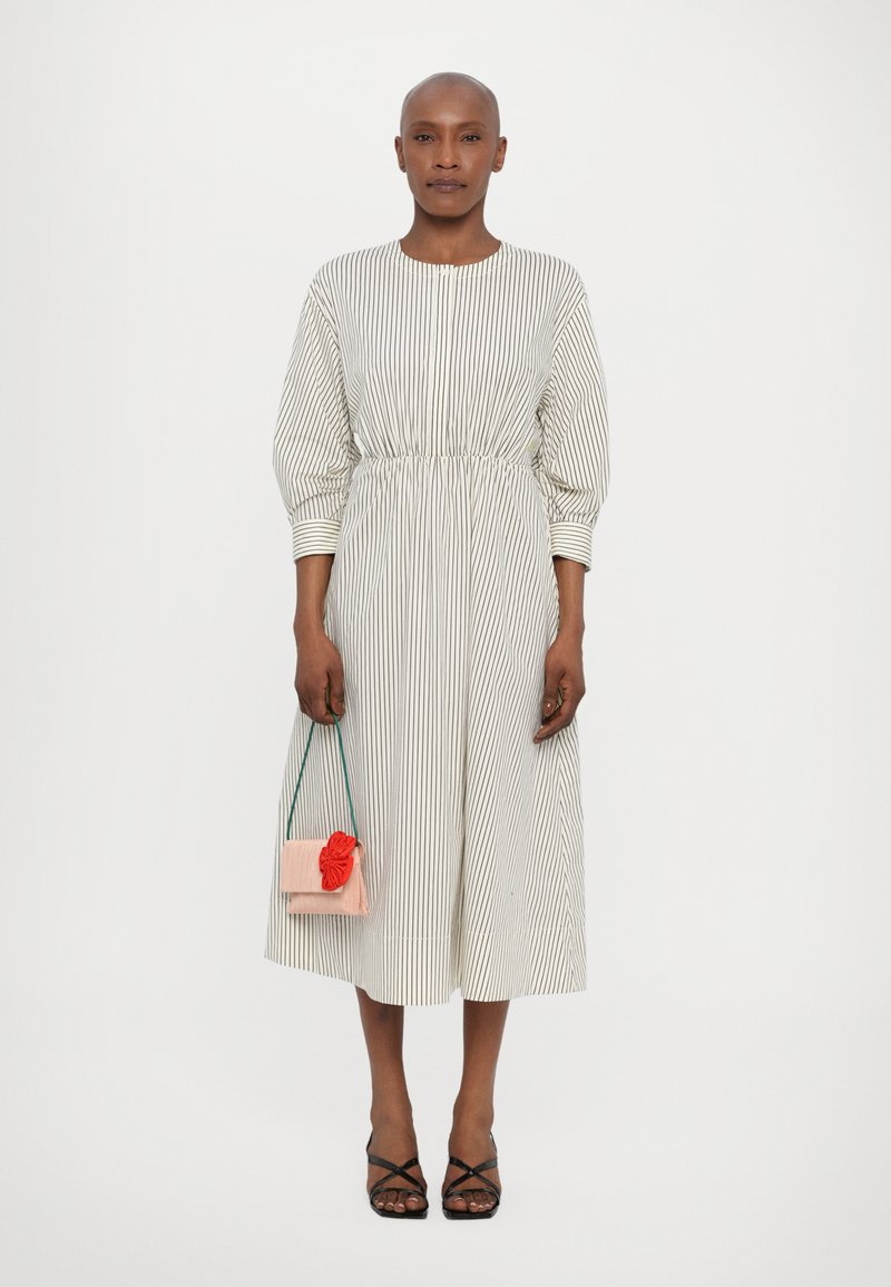 staud ivory and dark oak micro stripe cafu dress STAUD CAFU DRESS - Robe longue - ivory/dark/cru