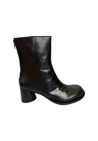 Bota negra de piel con textura suave, puntera redondeada y tacón cuadrado. Cierre lateral con cremallera y diseño minimalista.