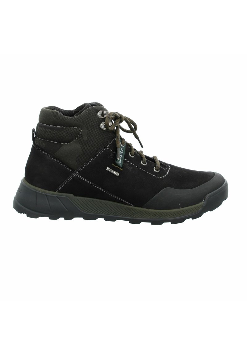 Czarne i zielone buty trekkingowe z nubukową i materiałową cholewką, okrągłymi sznurówkami, wyściółką wokół kostki oraz teksturowaną gumową podeszwą. Posiadają akcent w kolorze kamuflażu.