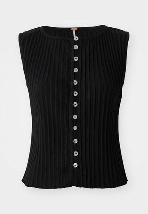Top preto sem mangas com textura canelada vertical, decote redondo e fecho frontal com botões, apresentando botões em tom prateado.