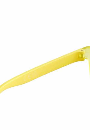 Retseptita prillid erekollaste plastikraamidega, kergelt kaardus sagaratega ja reljeefsete ohutussertifikaadi üksikasjadega.