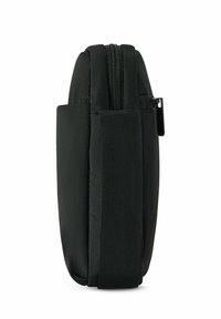 Czarna torba materiałowa z zamkiem błyskawicznym, pionowy kształt i boczny pasek. Teksturowana powierzchnia i minimalistyczny design.