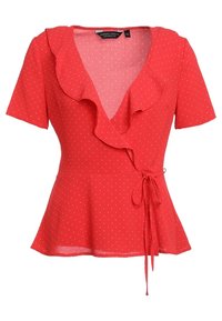 Blouse rouge à manches courtes portefeuille avec pois blancs, encolure en V à volants, bas peplum et fermeture à nouer sur le côté.