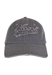 Šedá bavlněná baseballová čepice s texturovaným vyšitým logem na přední straně a mírně opotřebovaným okrajem.