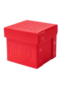 Boîte de rangement carrée rouge en plastique texturé, avec un couvercle perforé, des coins arrondis et un logo "DIESEL" en relief sur le côté.
