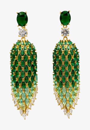 Gli orecchini color oro presentano gemme ovali verdi e una cascata di pietre a marquise verdi e trasparenti, creando un design stratificato e texturizzato.