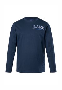 Marinblå långärmad t-shirt i bomull med texten "LAKE ONTARIO, NY" i ljusblå brodyr på vänster bröst. Slät yta.