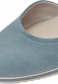 Modrá semišová slip-on bota s hladkým povrchem, zaobleným otvorem a světlou stélkou. Nízkoprofilová podrážka s mírně vroubkovaným okrajem.