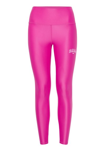 Roze tajice s glatkom, sjajnom teksturom. Visok pojas s malim bijelim logom na donjoj lijevoj nozi.