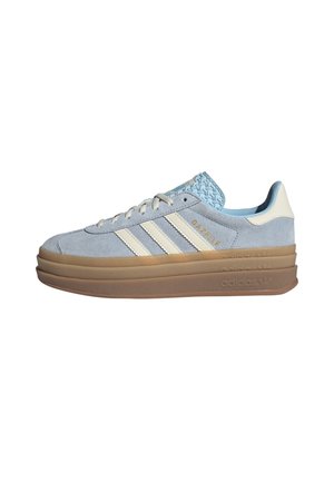 Lyseblå Adidas Gazelle sneaker med off-white striber og tyk brun lagdelt sål, ruskindsoverdel og snørelukning.