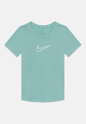 T-shirt à manches courtes bleu clair en tissu lisse, arborant un logo Nike swoosh blanc sur la poitrine et un col rond.