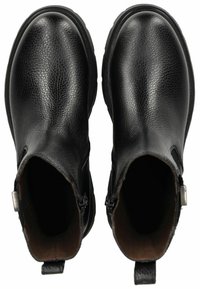 Bottes noires en cuir au niveau de la cheville avec une finition texturée, un petit talon et des zips visibles sur les côtés. Bout arrondi et languettes à l'arrière.