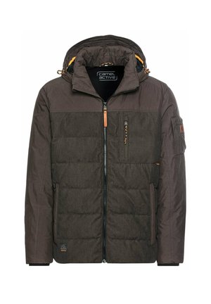 Braune isolierte Jacke mit Kapuze, Frontreißverschluss und mehreren Taschen. Verfügt über strukturierte Stoffe und kontrastierende orangefarbene Akzente.