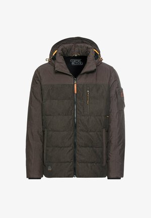 Braune isolierte Jacke mit Kapuze, Frontreißverschluss und mehreren Taschen. Verfügt über strukturierte Stoffe und kontrastierende orangefarbene Akzente.