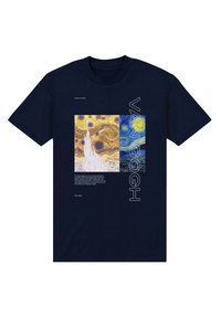 Námořnické bavlněné tričko s grafikou "Hvězdné noci" od Van Gogha, s bílým textem a blokovými designovými prvky na přední straně.