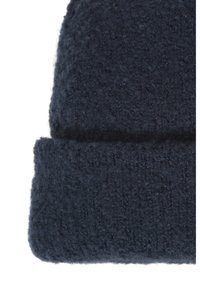 Berretto lavorato a maglia in lana blu scuro, con un tessuto testurizzato e un risvolto. Il design è semplice, senza ulteriori accenti o motivi.