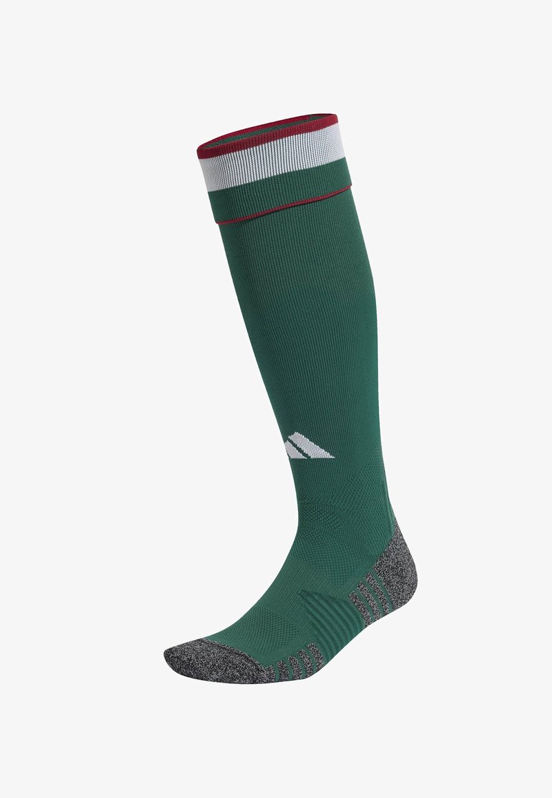 Calcetín verde hasta la rodilla con parte superior a rayas rojas y blancas. Cuenta con una plantilla texturizada gris con secciones de soporte acanaladas y un logo.