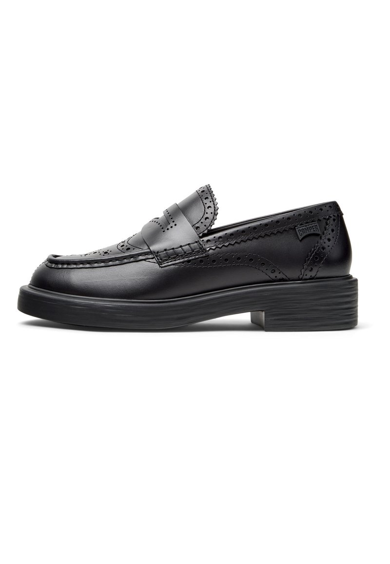 Schwarze Leder-Loafers mit Brogue-Details, leicht rundlicher Spitze, erhöhter Naht und niedrigem, strukturiertem Gummispitzenabsatz.