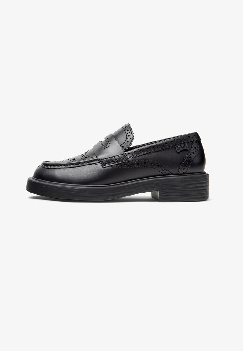 Schwarze Leder-Loafers mit Brogue-Details, leicht rundlicher Spitze, erhöhter Naht und niedrigem, strukturiertem Gummispitzenabsatz.