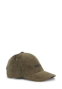 Casquette en velours côtelé marron avec une visière courbée et un logo "HUGO" brodé à l'avant. Comprend un tissu texturé et un design à six panneaux.