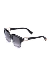 Lunettes de soleil noires à monture carrée avec verres dégradés et accents métalliques argentés reliant les branches à la monture frontale.