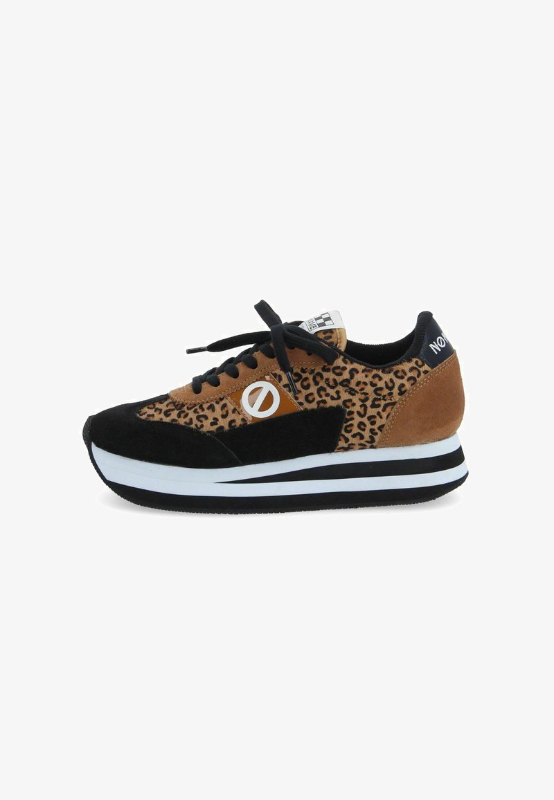 Leopardenmuster und schwarze Wildledersneaker mit weißem und schwarzem gestreiftem Sohlenrand, schwarzen Schnürsenkeln und einem Markenlogo an der Seite. Strukturierte Obermaterial.