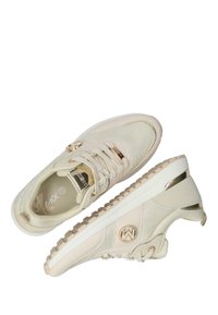 Beige sport sneakers met bovenkant van mesh en leer, ronde neus, gestructureerde buitenzool, metalen accenten en logodetail aan de zijkant.