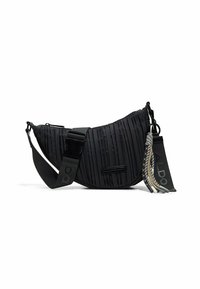 Černá nylonová crossbody taška s plisovaným designem, nastavitelným popruhem a dekoračními třásněmi. Obsahuje kapsu na zip a detail s logem.