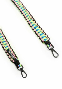 Vlechtriem in zwart, roze, blauw en groen, met een gladde textuur. Beschikt over metalen clips aan beide uiteinden voor bevestiging.