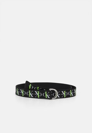 Sort stofbælte med gentagne hvide og grønne styliserede "ck" og "one" tekst, med en sølvfarvet dobbelt D-ring spænde.