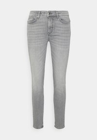 Jeans de mezclilla gris ajustados con botón frontal, cremallera y diseño de cinco bolsillos sobre fondo blanco.