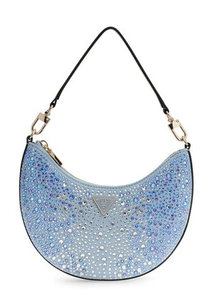 Borsa a mezzaluna di colore azzurro chiaro con tracolla nera, fibbie dorate e rivestita da piccoli strass blu e argento, con piastra con il logo Guess.