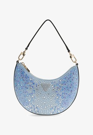 Hellblaues, halbmondförmiges Handtasche mit schwarzem Riemen, goldenen Verschlüssen und bedeckt mit kleinen blauen und silbernen Strasssteinen, mit Guess-Logo-Plakette.