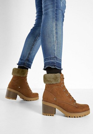 Stivaletti con plateau - brown