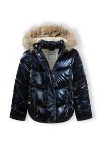 Mornarska puf jakna s sjajnim finišem, kapuljača obložena krznom, zatvaranje na zip i dva prednja džepa. Tekstuirana tkanina s korištenim predjelima.