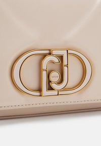 LIU JO CROSSBODY - Borsa a mano - soft cream