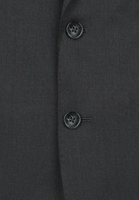Tessuto grigio scuro con una texture liscia, caratterizzato da due bottoni neri e un sottile dettaglio di cucitura sulla parte frontale del blazer.