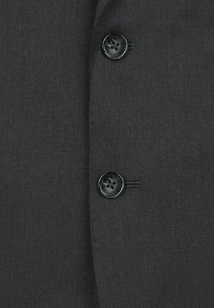 Dunkelgrauer Stoff mit glatter Textur, versehen mit zwei schwarzen Knöpfen und subtilen Ziernähten an der Vorderseite des Blazers.