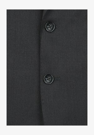 Dunkelgrauer Stoff mit glatter Textur, versehen mit zwei schwarzen Knöpfen und subtilen Ziernähten an der Vorderseite des Blazers.