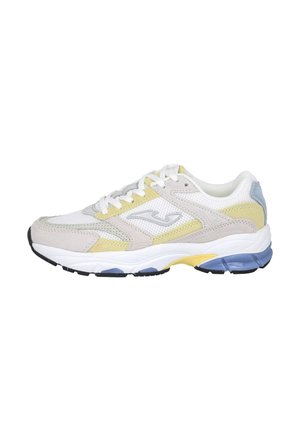 Zapatilla blanca con detalles en amarillo, beige y azul, parte superior de malla y ante, cordones blancos y suela gruesa de goma con dibujo negro.