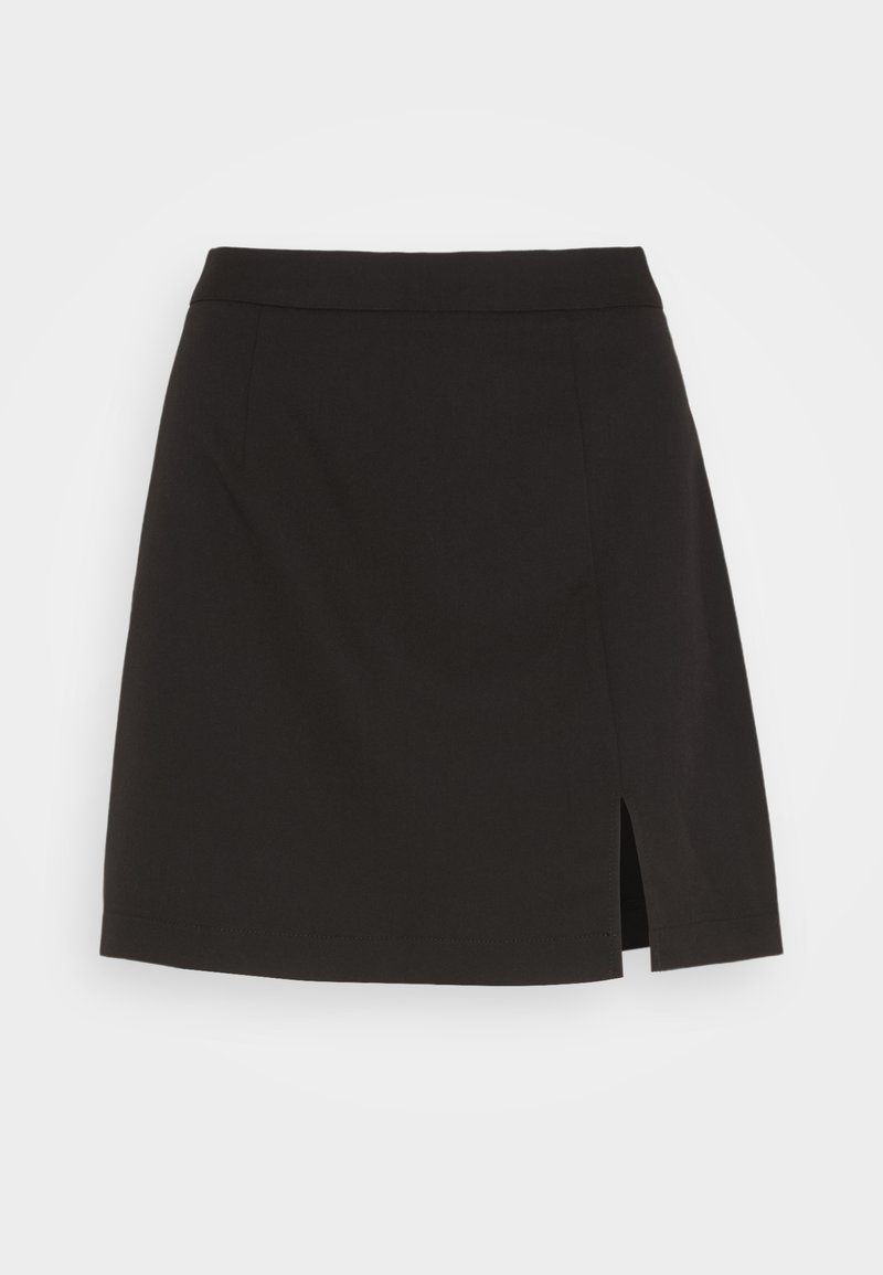 Mini-jupe noire en tissu lisse, avec une coupe droite, une fente sur le côté et sans matériel ni embellissements visibles.