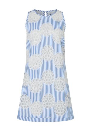 Mouwloze A-lijn jurk met blauwe en witte verticale strepen, voorzien van grote witte bloemenkantapplicaties en een kleine sleutelgatknopsluiting aan de achterkant.